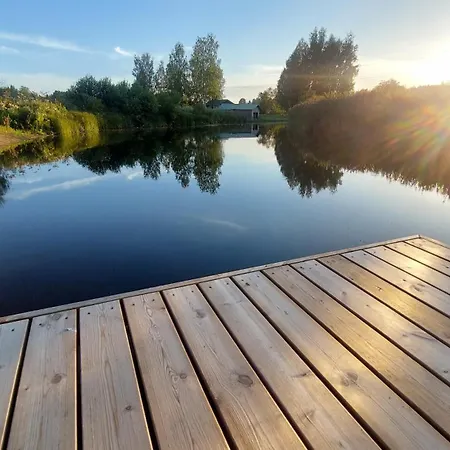 Mummola Kahden Makuuhuoneen Laehellae Jokea