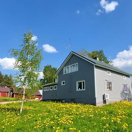 Mummola Kahden Makuuhuoneen Laehellae Jokea