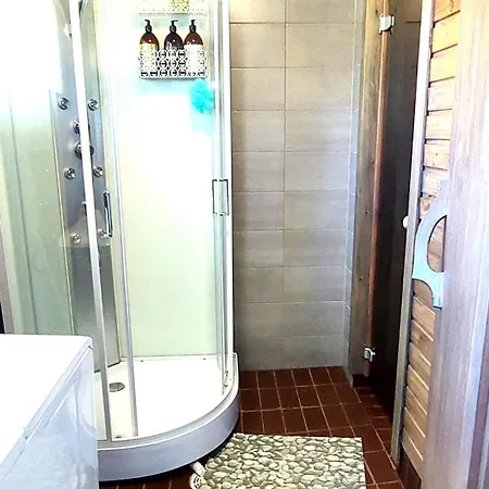 Mummola Kahden Makuuhuoneen Laehellae Jokea *