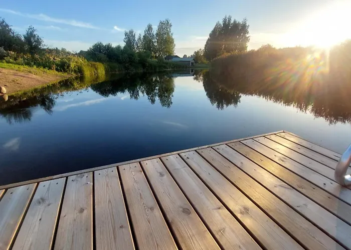 Mummola Kahden Makuuhuoneen Laehellae Jokea
